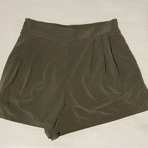 Wayre travel shorts size Large